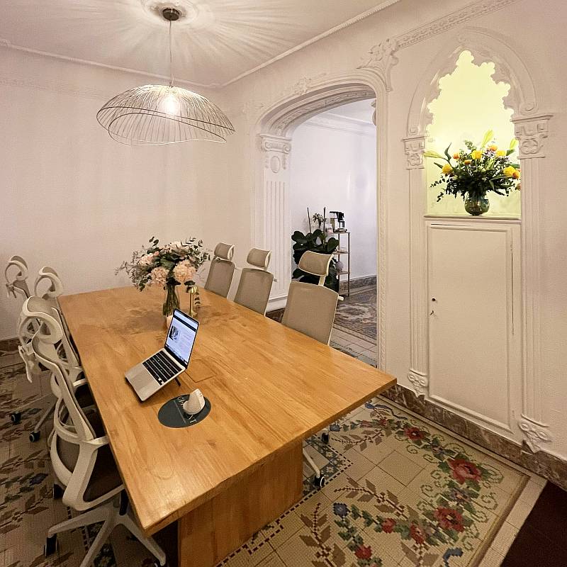 Coworking desks in natural light at CITALENT Boutique, Alicante
